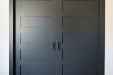 Example of a trendy entryway design in Los Angeles