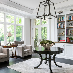 Foto de despacho tradicional con paredes blancas, suelo de madera oscura, escritorio independiente y suelo negro