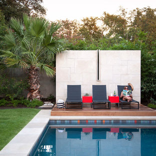 オースティンの長方形トランジショナルスタイルのおしゃれな裏庭プールの写真