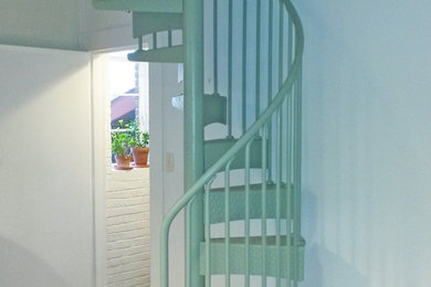 ボルチモアにある小さなコンテンポラリースタイルのおしゃれな階段の写真
