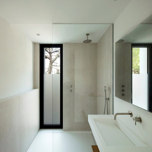 Immagine di una stanza da bagno con doccia minimalista di medie dimensioni con lavabo integrato, nessun'anta, doccia aperta, piastrelle beige, pareti beige, pavimento in legno massello medio, pavimento marrone e doccia aperta