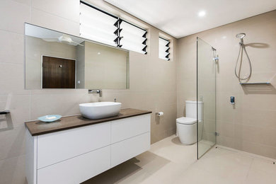 This is an example of a contemporary bathroom in Darwin.