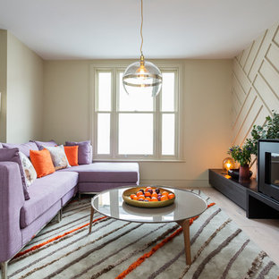 Idéer för att renovera ett mellanstort funkis allrum med öppen planlösning, med beige väggar, ljust trägolv, en öppen vedspis och ett finrum