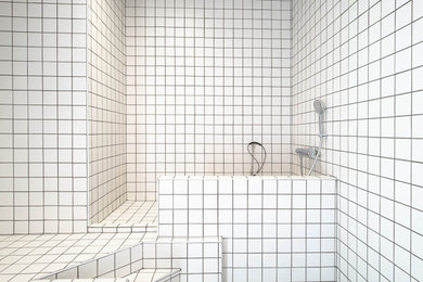 Réalisation d'une salle de bain avec une douche ouverte et un carrelage blanc.
