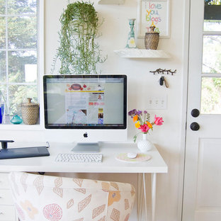 サンタバーバラのカントリー風おしゃれなホームオフィス・仕事部屋 (白い壁) の写真