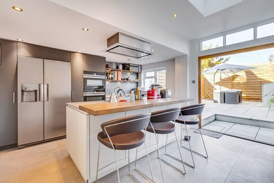 This is an example of a contemporary living room in London with grey floors.