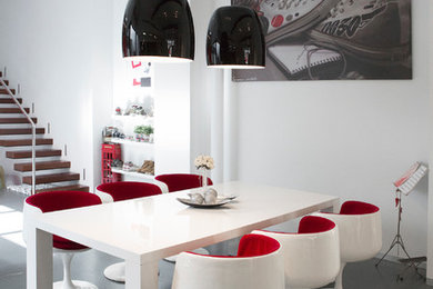 Diseño de comedor actual grande abierto sin chimenea con paredes blancas
