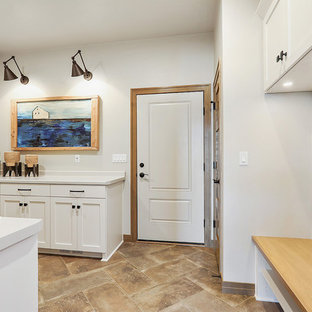 Idéer för ett mellanstort eklektiskt kapprum, med grå väggar, klinkergolv i keramik, en enkeldörr, en vit dörr och orange golv