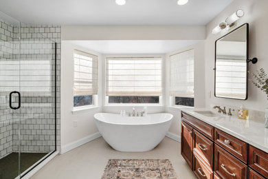 セントルイスにあるおしゃれなマスターバスルーム (置き型浴槽、アルコーブ型シャワー、開き戸のシャワー、洗面台2つ) の写真
