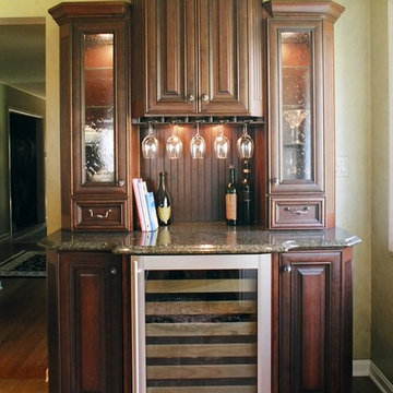 Eat-in Kitchen - Dry Bar, Island, & Seating