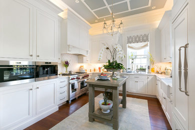 This is an example of a country kitchen in Charleston.