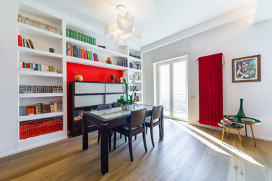Стильный дизайн: гостиная-столовая среднего размера в современном стиле с красными стенами и светлым паркетным полом - последний тренд