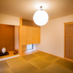 Diseño de despacho de estilo zen, de tamaño medio, sin chimenea, con paredes blancas, tatami y suelo verde