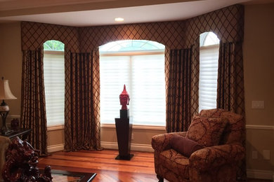 Example of a transitional home design design in Detroit