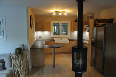 This is an example of a classic u-shaped kitchen in Nice.
