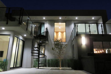 Mid-sized trendy backyard deck photo in Los Angeles with no cover
