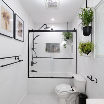 BLACK & WHITE BATHROOM