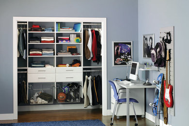 Elegant closet photo in Detroit