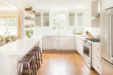 Example of a classic kitchen design in Richmond