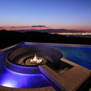 ラスベガスの中サイズのオーダーメイドモダンスタイルのおしゃれなプール (噴水) の写真