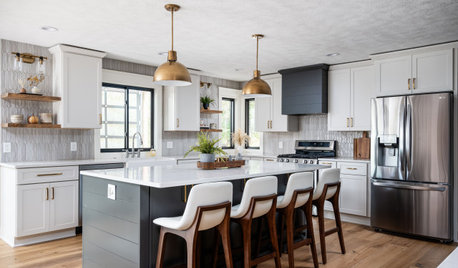 Kitchen of the Week: Open Plan With a White, Gray and Gold Style