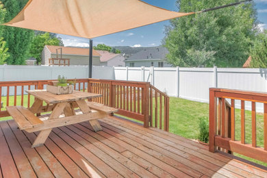 Example of an arts and crafts deck design in Chicago