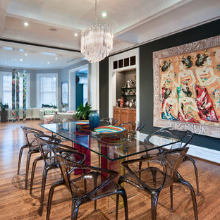 На фото: большая гостиная-столовая в современном стиле с черными стенами, паркетным полом среднего тона и коричневым полом без камина с