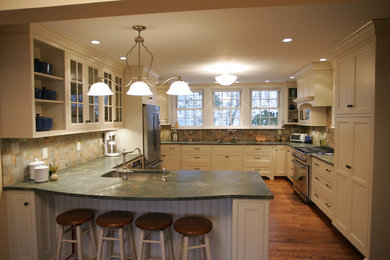 Example of a classic kitchen design in Boston