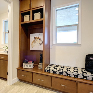 サクラメントの大きいトランジショナルスタイルのおしゃれな家事室 (ドロップインシンク、フラットパネル扉のキャビネット、濃色木目調キャビネット、人工大理石カウンター、ベージュの壁、ラミネートの床、左右配置の洗濯機・乾燥機、ベージュの床) の写真