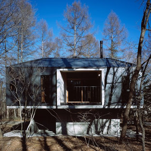 他の地域のモダンスタイルのおしゃれな家の外観 (メタルサイディング、黒い外壁、寄棟屋根、戸建、金属屋根) の写真