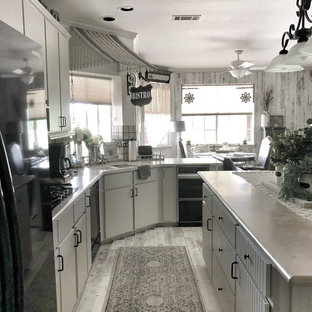 Idee per una grande cucina country con paraspruzzi in travertino, elettrodomestici neri, parquet chiaro, isola, pavimento bianco, top grigio, lavello a doppia vasca, ante bianche, top in cemento e paraspruzzi grigio