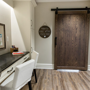 Lantlig inredning av ett mellanstort arbetsrum, med grå väggar, vinylgolv och brunt golv