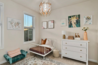 Imagen de dormitorio infantil de 1 a 3 años tradicional renovado de tamaño medio con paredes beige, moqueta y suelo beige