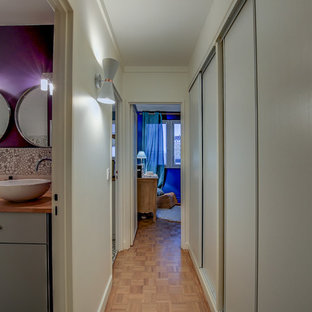 Skandinavische Badezimmer mit lila Wandfarbe Ideen, Design & Bilder