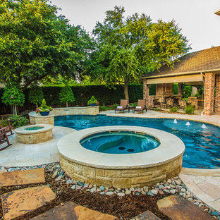ダラスの小さいオーダーメイドトラディショナルスタイルのおしゃれな裏庭プール (噴水、天然石敷き) の写真