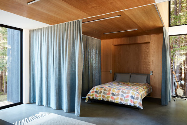 モダン 寝室 by Klopf Architecture