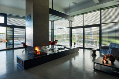 Modernes Wohnzimmer mit Hängekamin und verputzter Kaminumrandung in München