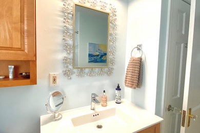 Foto de cuarto de baño único y a medida minimalista pequeño con armarios con paneles con relieve, puertas de armario marrones, encimera de cuarzo compacto y encimeras blancas