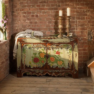 Foto di un piccolo ingresso o corridoio stile shabby con pavimento in legno verniciato