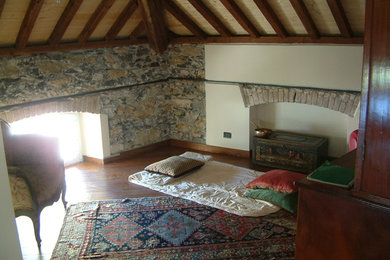 Esempio di un ampio atelier classico con pareti beige, parquet scuro e pavimento marrone