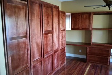 Example of a classic home office design in Sacramento