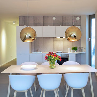 ハンブルクの中サイズのコンテンポラリースタイルのLDKの画像 (白い壁、コンクリートの床)