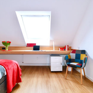 Kleines Modernes Schlafzimmer mit Laminat in Düsseldorf
