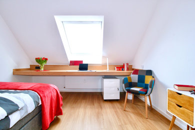 Kleines Modernes Schlafzimmer mit Laminat in Düsseldorf