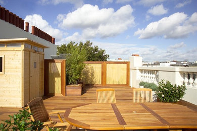 Roof terrace with timber screens