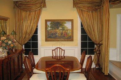 Inspiration for a timeless dining room remodel in Chicago