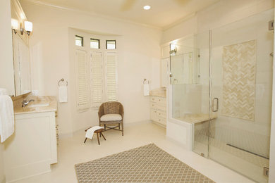 Modelo de cuarto de baño tradicional renovado de tamaño medio
