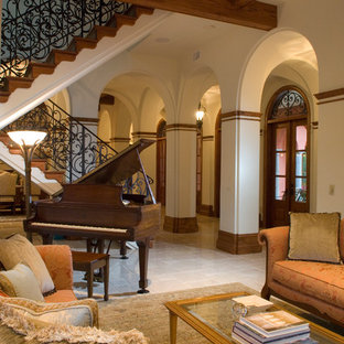 Diseño de salón con rincón musical mediterráneo con paredes beige