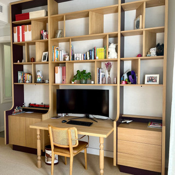 Bibliothèque sur mesure avec un bureau intégré
