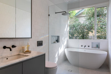 Design ideas for a traditional bathroom in Geelong.